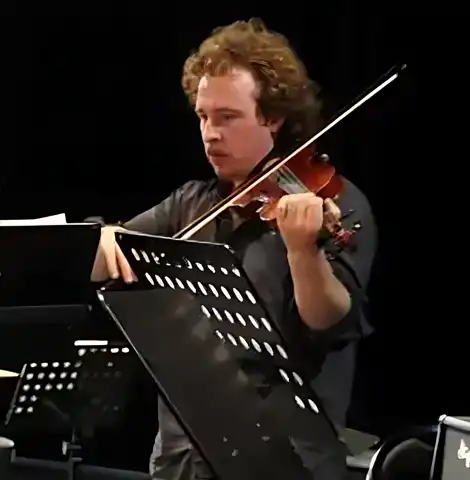 Lawrence Vaigot, professeur de violon alto, violoncelle et contrebasse à l'école de musique de la Lyre Mélusine