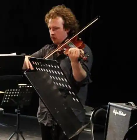 Lawrence Vaigot, professeur de violon alto, violoncelle et contrebasse à l'école de musique de la Lyre Mélusine