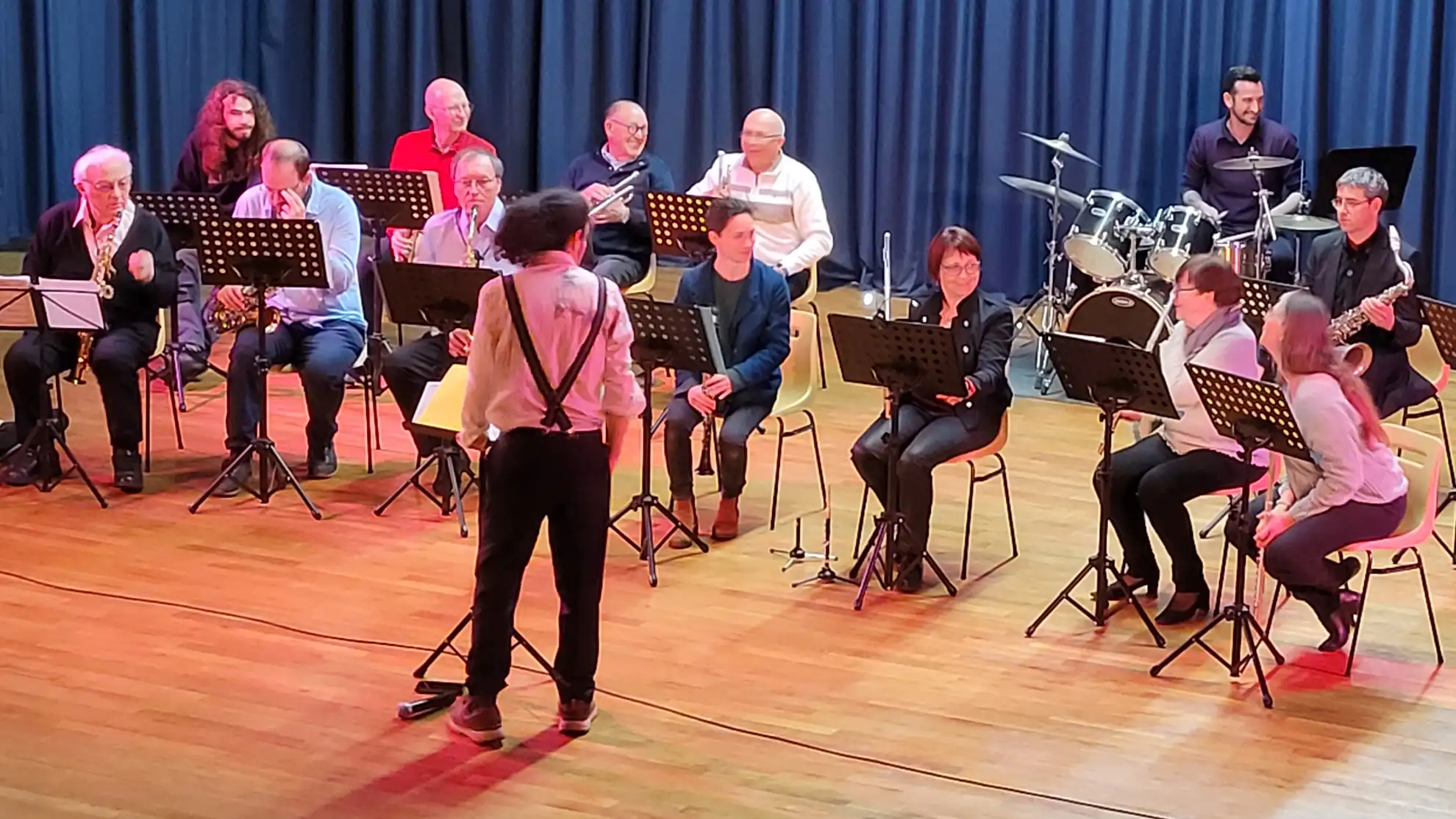 Damien Vérot dirige l'ensemble à vent de l'école de musique de la Lyre Mélusine, Lusignan